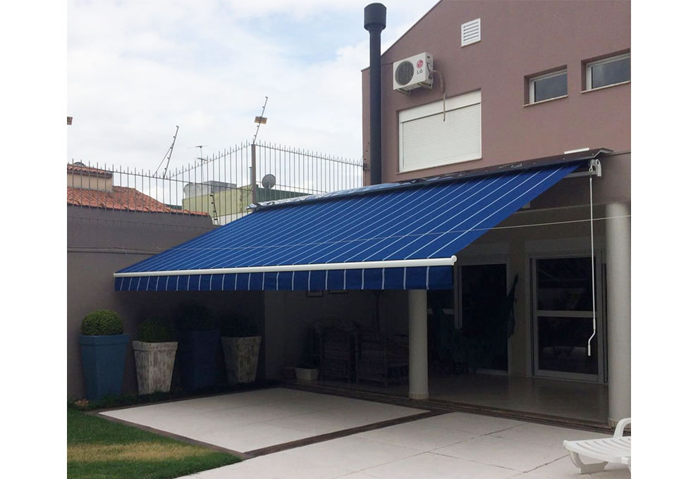 O toldo Art Monobloco 350 utiliza Braços Articulados chamados também de “invisíveis”, quando projetados, ficam junto ao tecido. Pode atingir uma largura total de até 6 m.